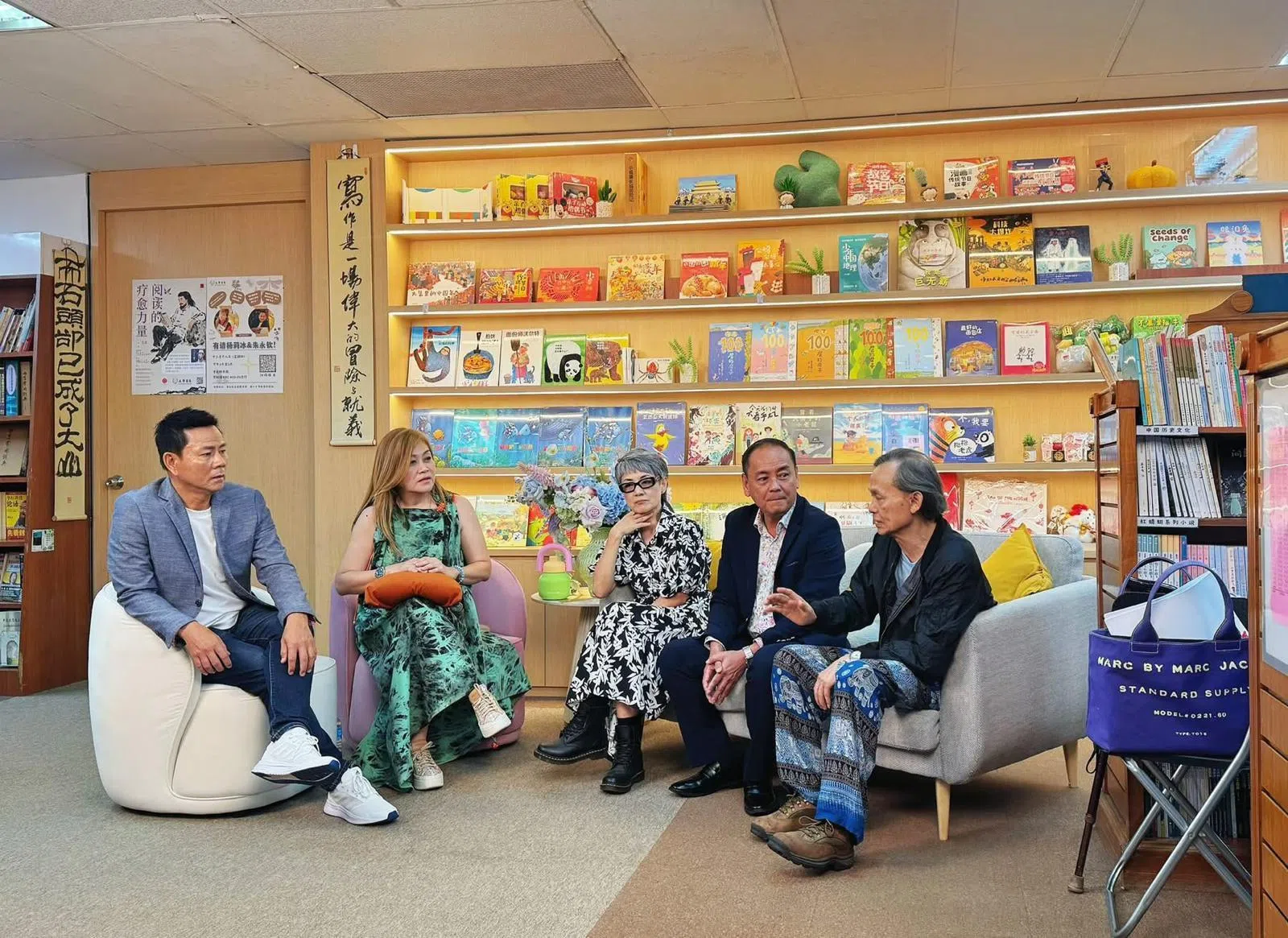 段伟明（右起）、翁嘉鸿、陈碧凤、杨莉冰和朱永钦在《冰客钦谈》录影现场。（杨莉冰提供）