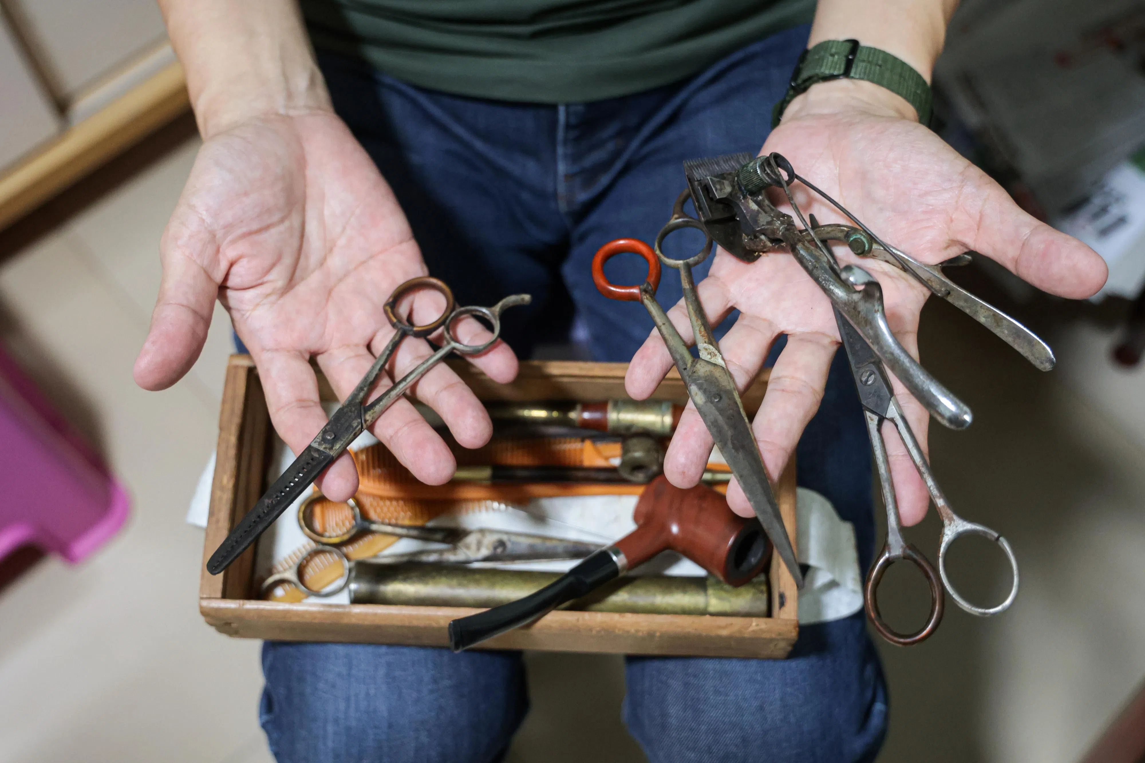 振铨透露，爸爸就是用这些剪刀为小时候的他理发。（李冠卫摄）