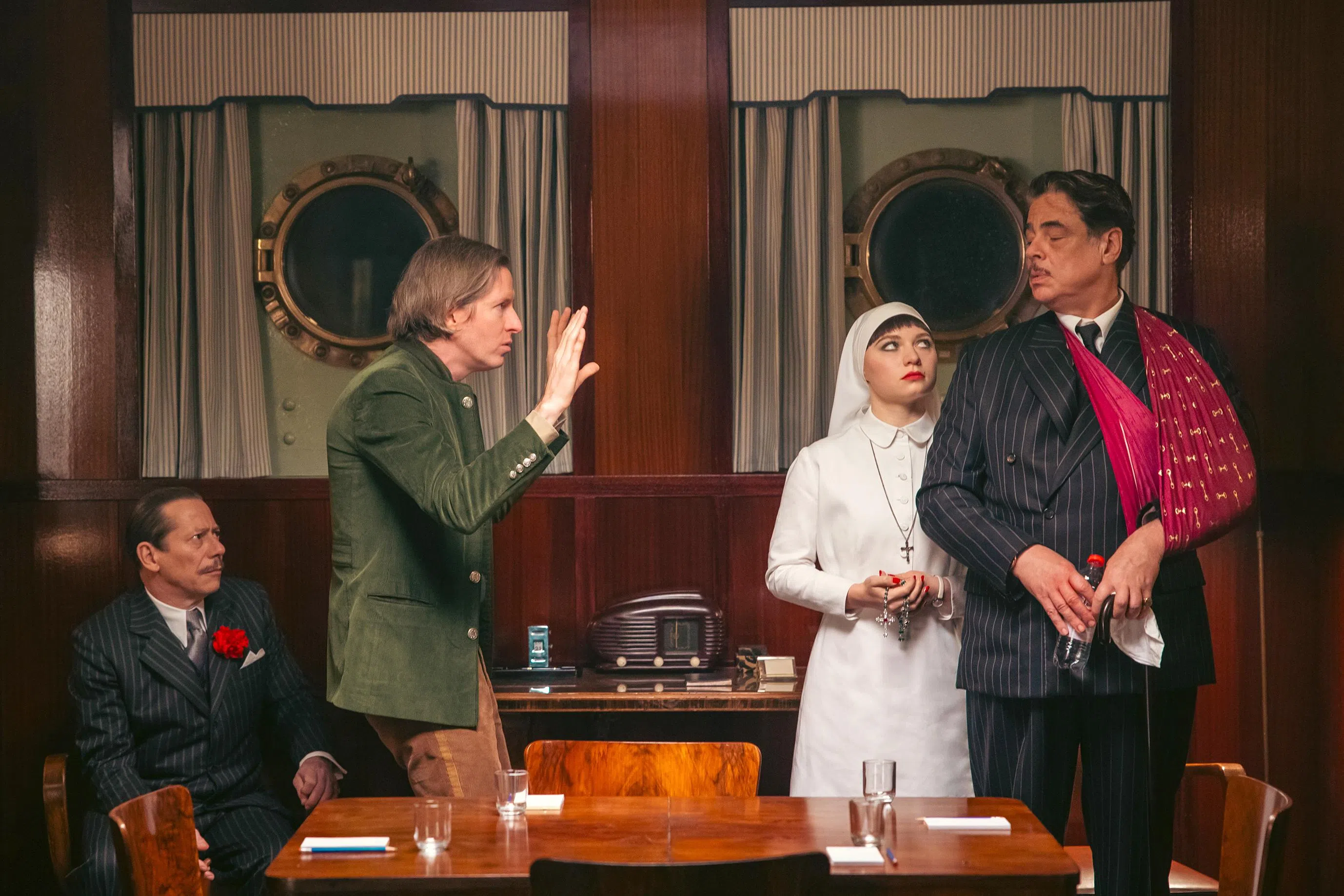 导演Wes Anderson（左起）在片场对Mia Threapleton和Benicio del Toro讲戏。（UIP联邦影业提供）