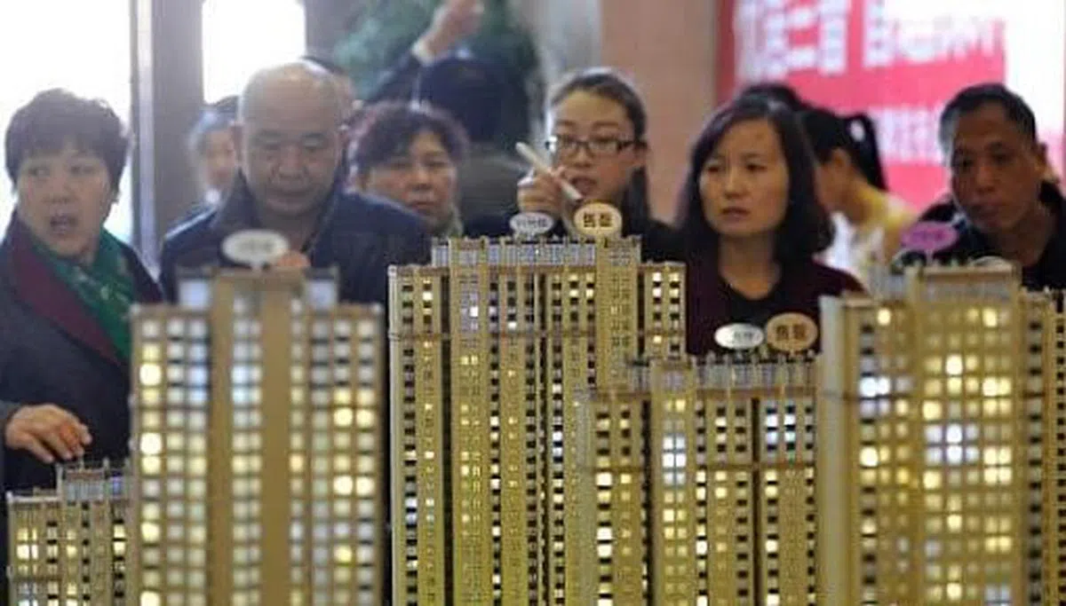 如果房市管控措施收紧，在一线城市里“掏空六个钱包也凑不齐首付”买房的情况，至少不会恶化。