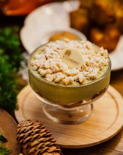 il Giardino的“冬日提拉米苏”加入抹茶酥粒与开心果奶油。（餐馆提供）