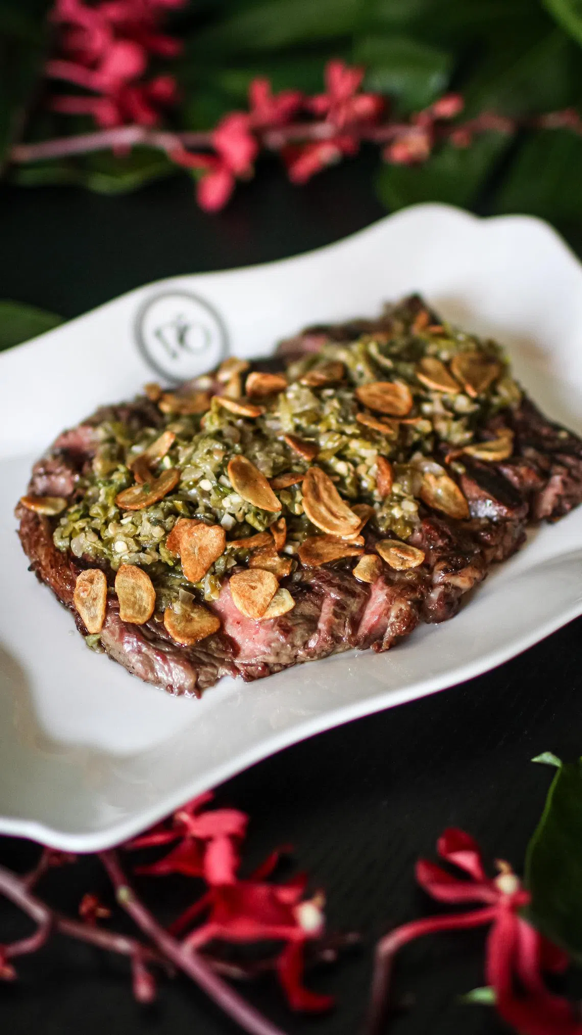 青辣椒酱烤牛排，为西餐牛排注入东南亚风情。（餐馆提供）