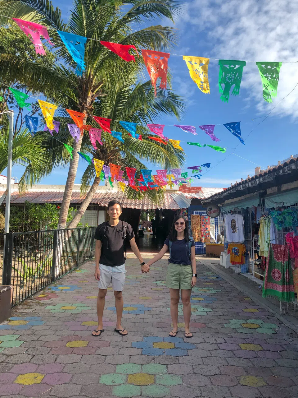 刘建胜（左）和周盈莹（右）第一次一起出国，地点是墨西哥。（受访者提供）