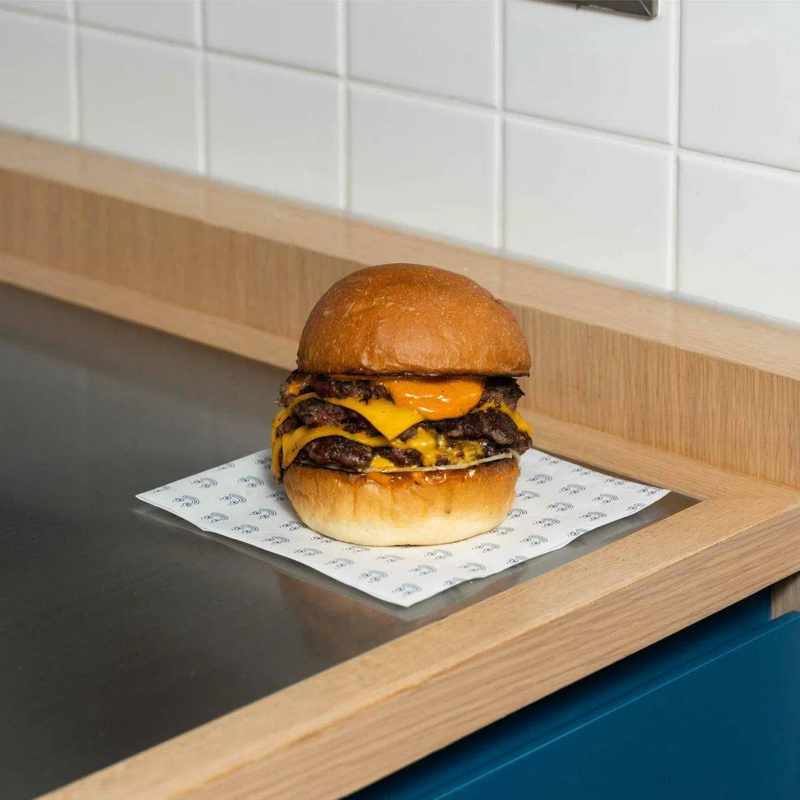 香港的汉堡名店Honbo来新加坡开业，图为有三个牛肉饼的Honbo 1.5汉堡。（餐馆提供）