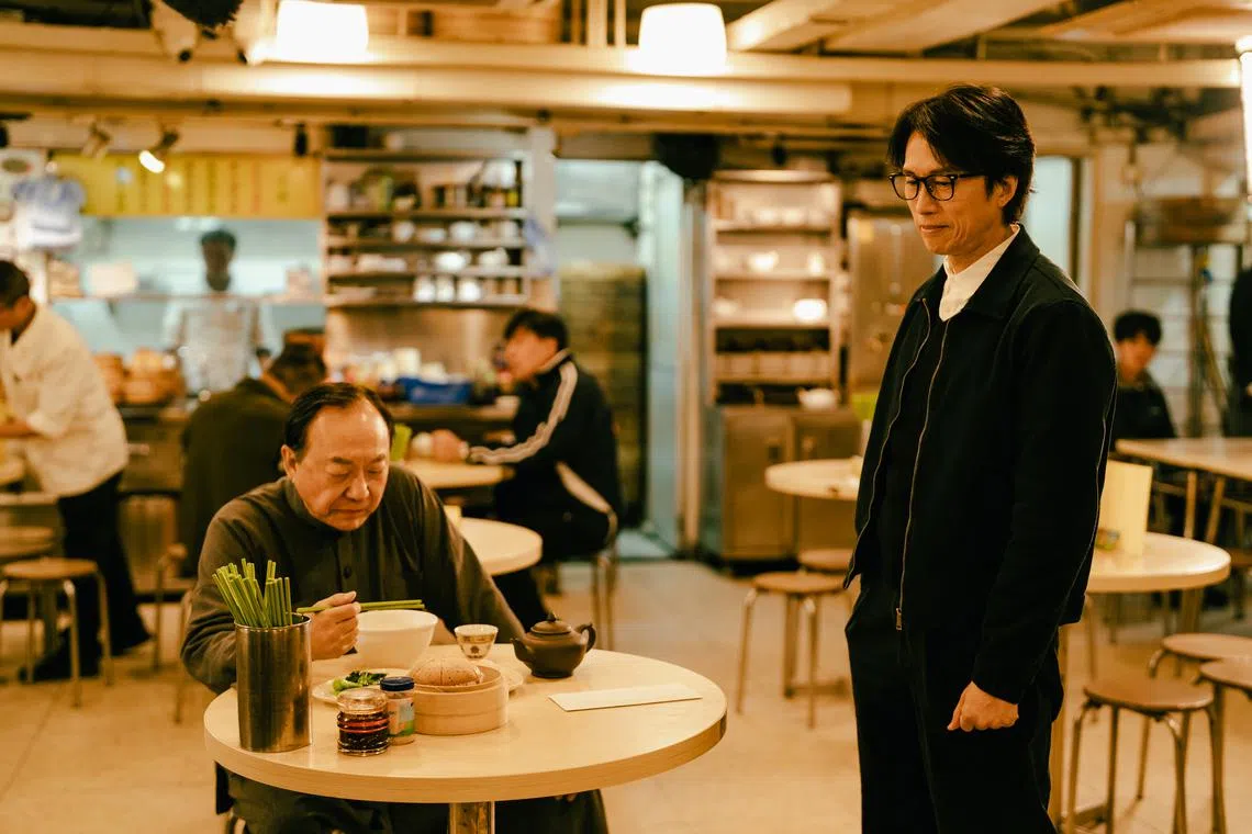 成功请到许冠文（左）和黄子华两代喜剧泰斗参演，让陈茂贤大叹感恩。（嘉华院线提供）