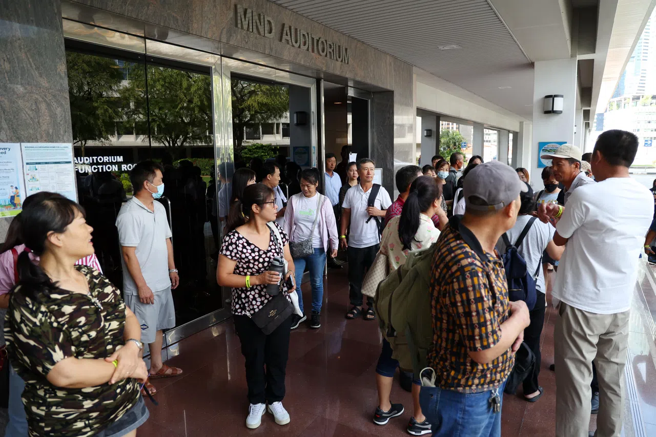 第三场讲解会后，民众仍在场外讨论讲解会上的内容。（林明顺摄）
