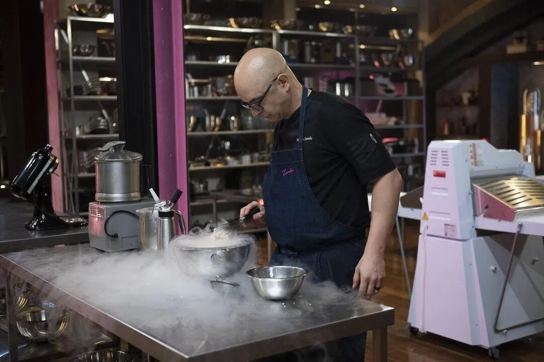 2023年，宗博登上首季《厨师当道：甜点大师》（MasterChef: Desserts Masters）的舞台，以参赛者身份接受严峻考验与创意挑战。（受访者提供）