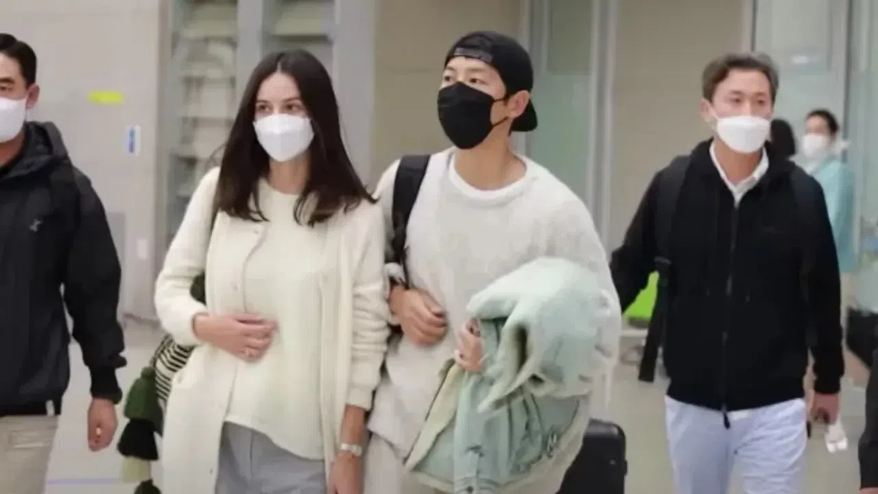 宋仲基1月底再婚英国前女星Katy Louise Saunders。（互联网）