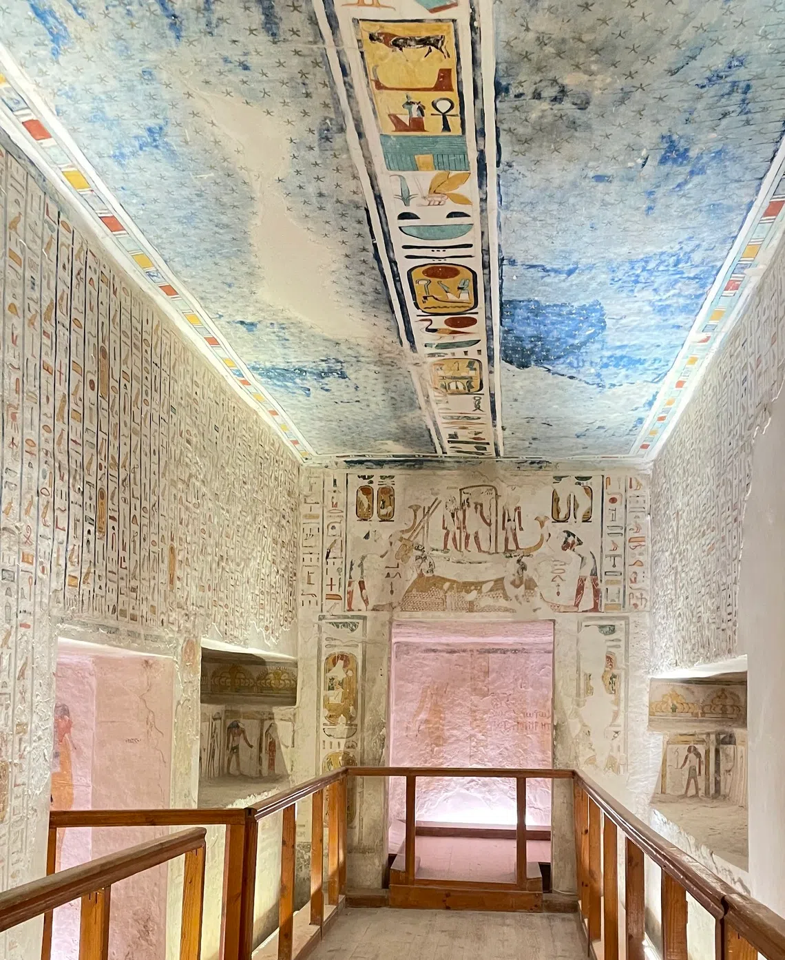 陵墓室内精美的彩色壁画。（王华儿摄）