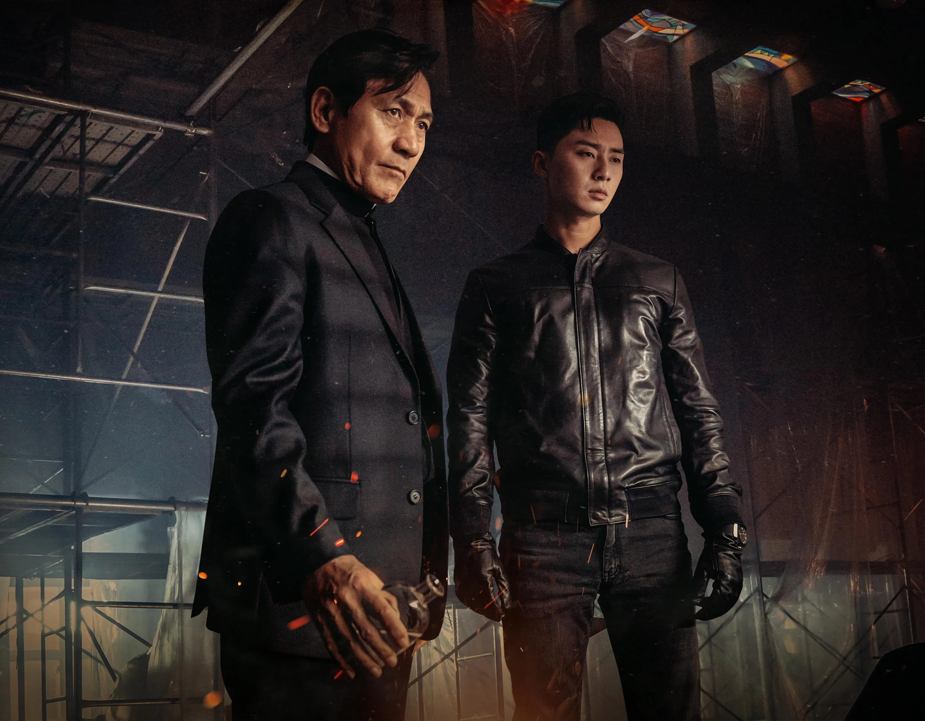 安圣基（左）在韩片《驱魔使者》中与朴叙俊对戏。（嘉华院线提供）