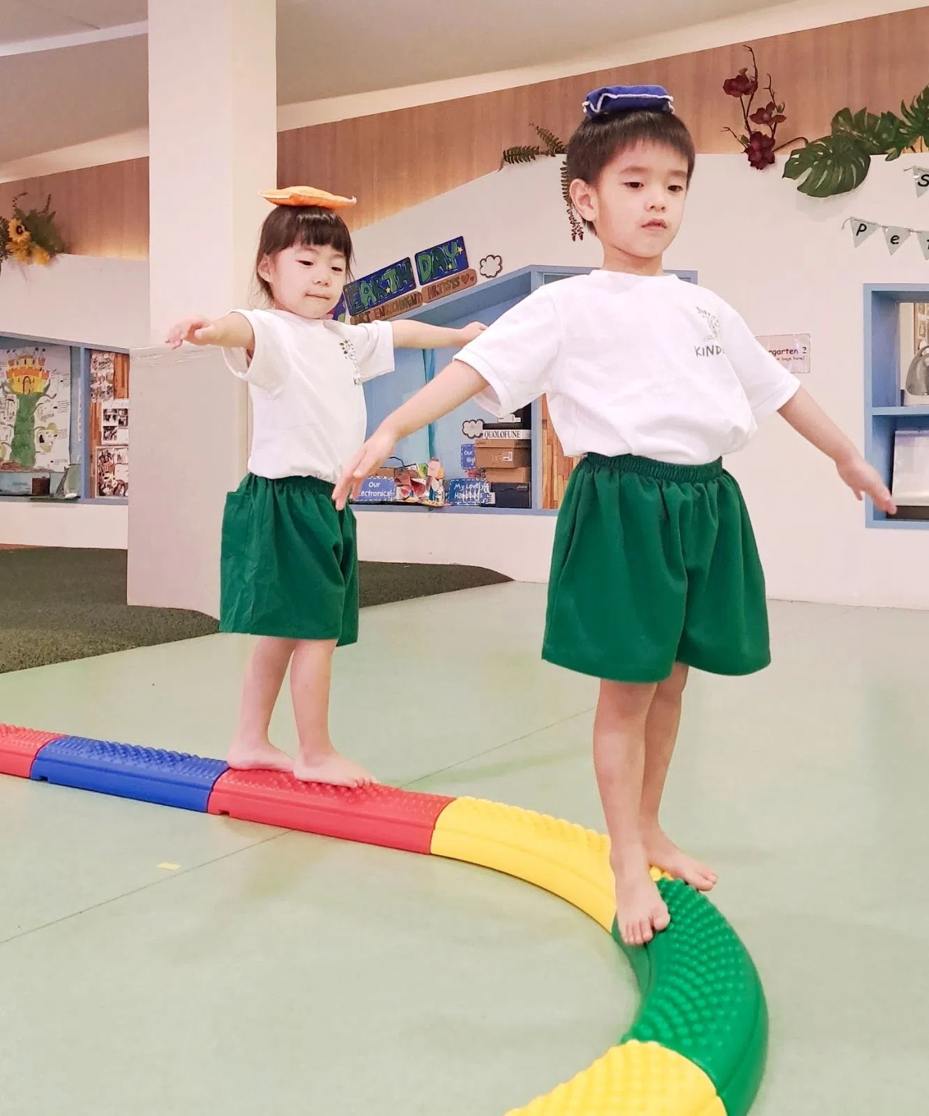 韵律体育课程的内容根据年龄阶段设定目标。图为幼儿练习在平衡木上走动，以训练身体平衡感。（图/馨乐园提供）