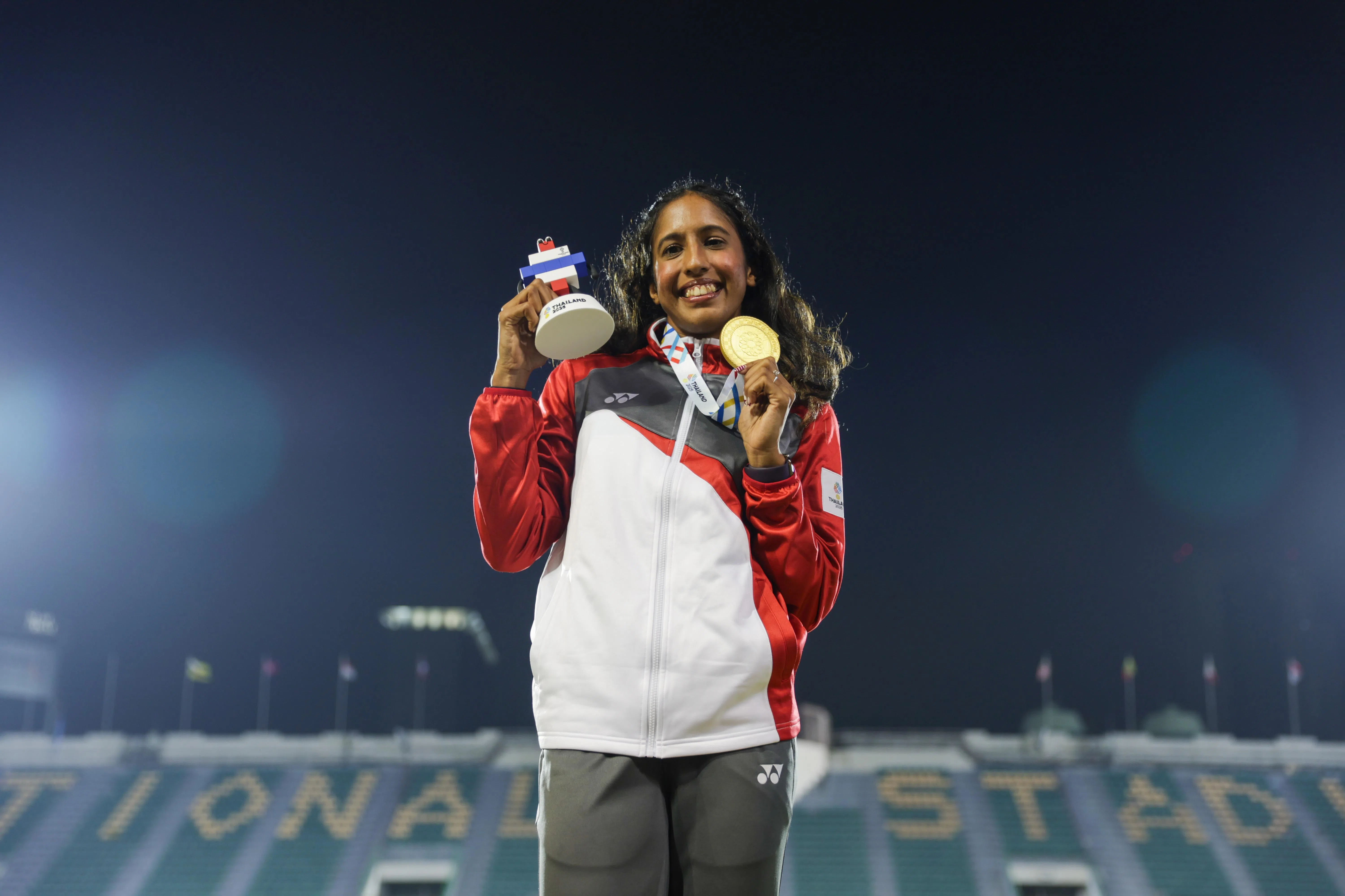 珊蒂站上领奖台，为新加坡保住百米金牌女飞人荣衔。她还要继续冲刺200米项目和4X100米接力赛。（白艳琳摄）
