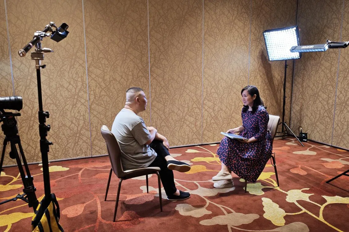 郭德纲（左）在演出开始前接受《有客到》专访。（游万贵摄）