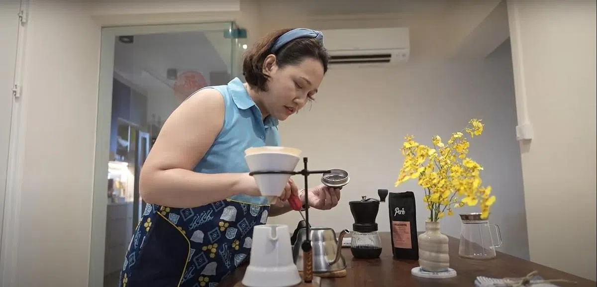 每天一杯咖啡不只是生活习惯，也有助调剂心情。（视频截图）