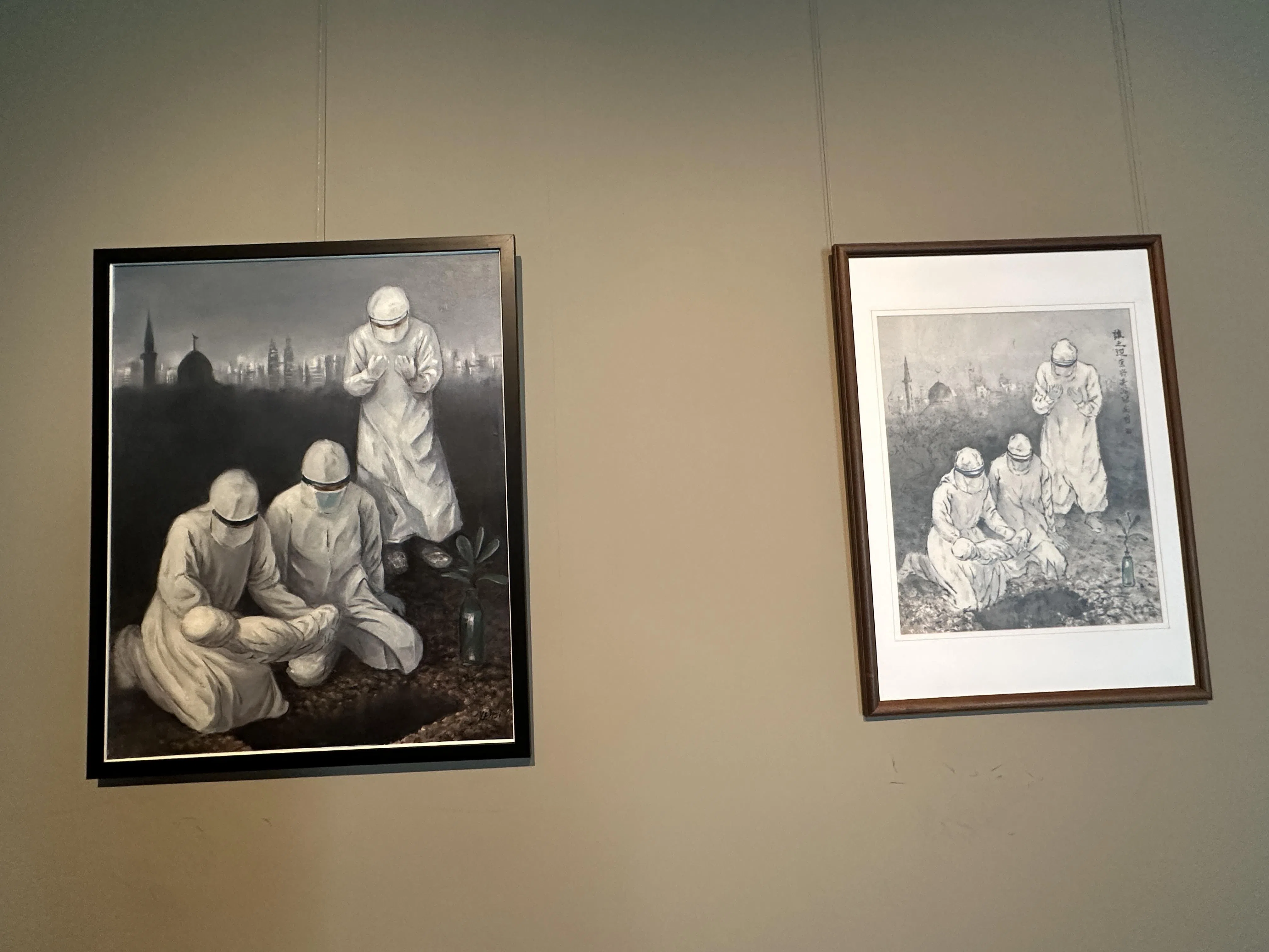 余荣兴反映冠病疫情死亡的《谁之过》，以油画和纸本水墨形式呈现。（黄向京摄）