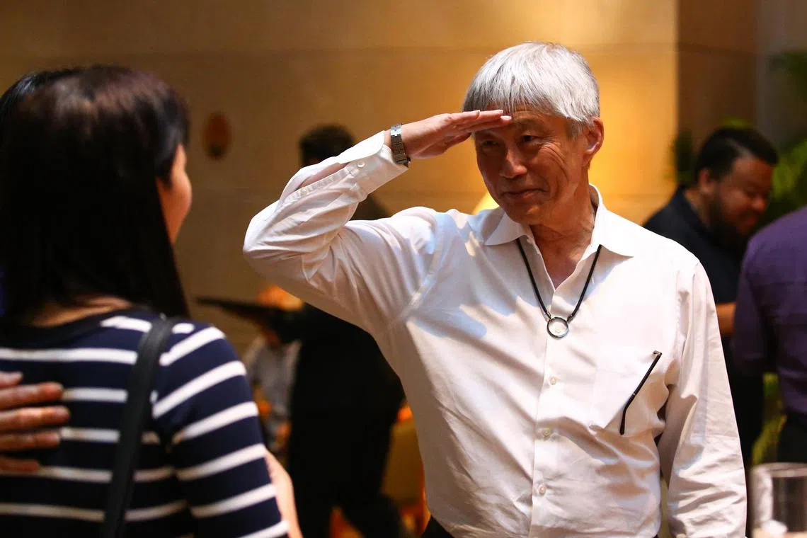 李湧泉（右）生前活跃于本地体坛，曾在多个体育单位担任要职。（新加坡全国奥理会档案照片）