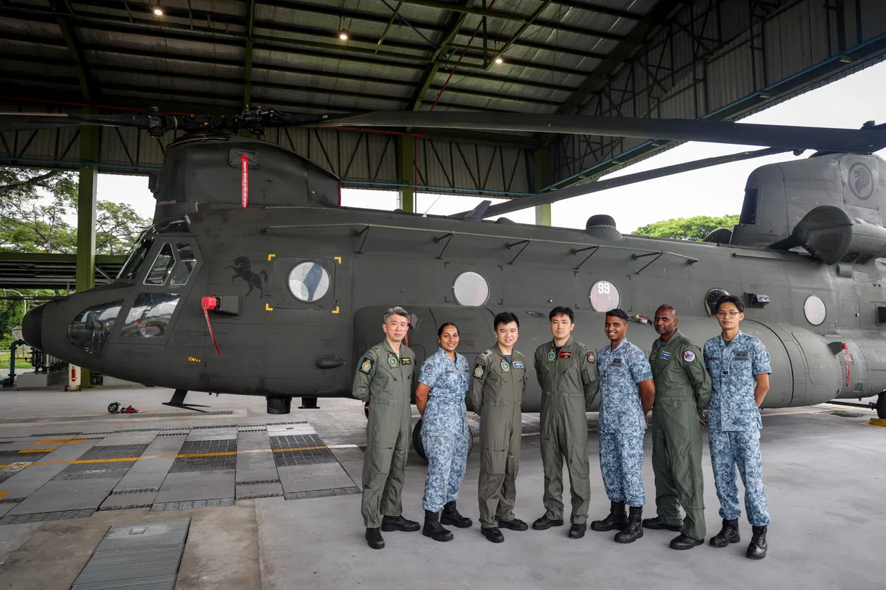 确保契努克和阿帕奇直升机顺利完成飞行任务的部分人员：（左起）空军飞行工程师黄俊荣三级军事专才（战备）、空中交通控制员拉金德兰（Kameela Rajendran）中尉、契努克直升机飞行员林靖涵上尉、阿帕奇直升机飞行员黄伟志少校、空军维修工程师苏亚纳（A Suryanarayanan）二级军事专才、机组专才马尼万南（Manivannan s/o Peruma）二级准尉，以及空军技术人员黄佳悯三级上士。（叶振忠摄）