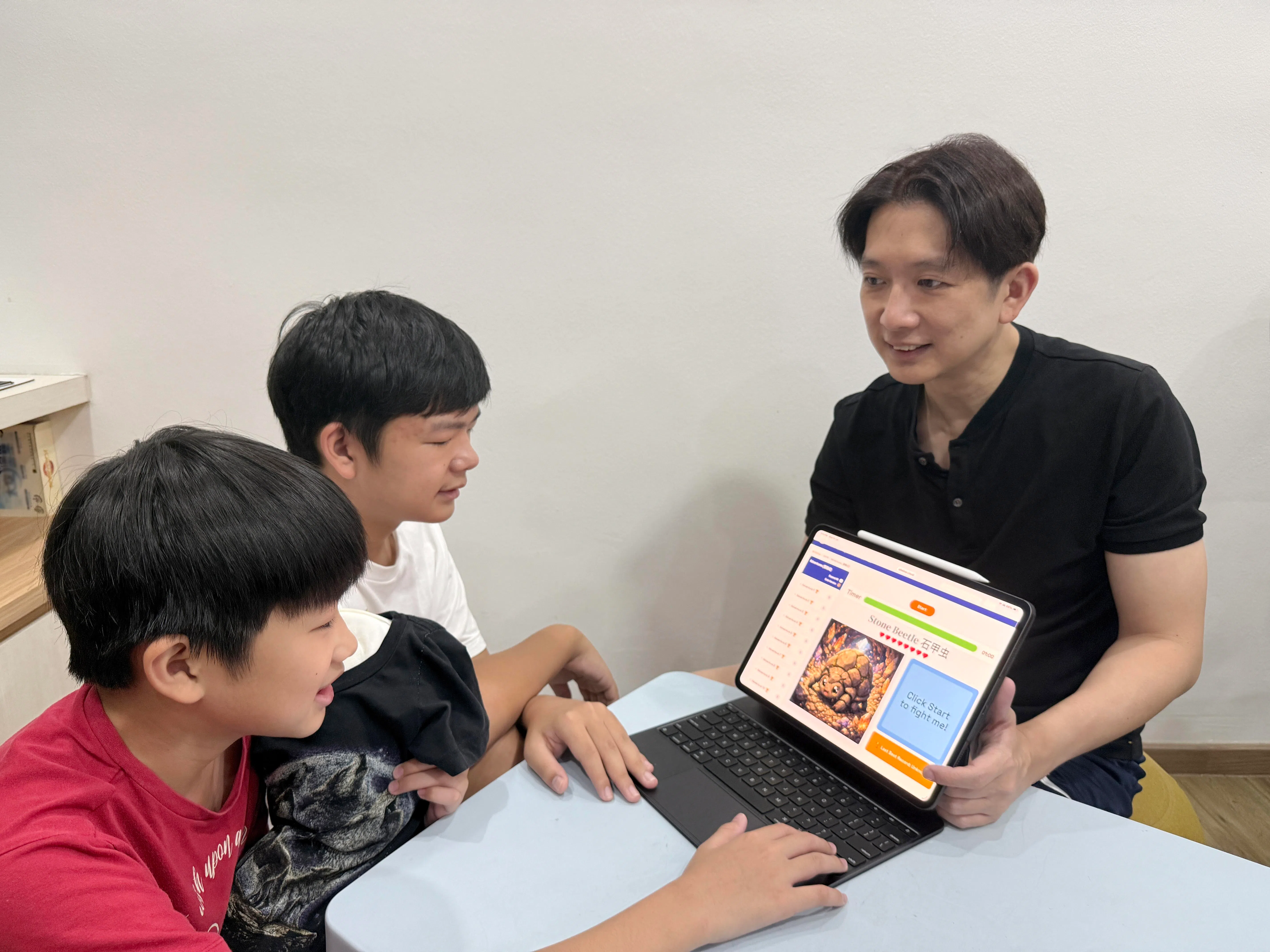 陈庆翔强调，孩子成绩或许不一定突飞猛进，但如果他们看到父母愿意花时间陪伴、一起学习，多少会给他们一些启发，让孩子们对学习更有信心。（受访者提供）