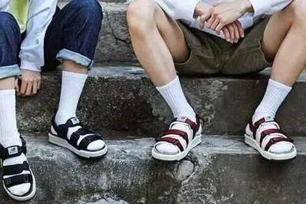 白色中长袜搭配黑色、深色运动拖鞋。