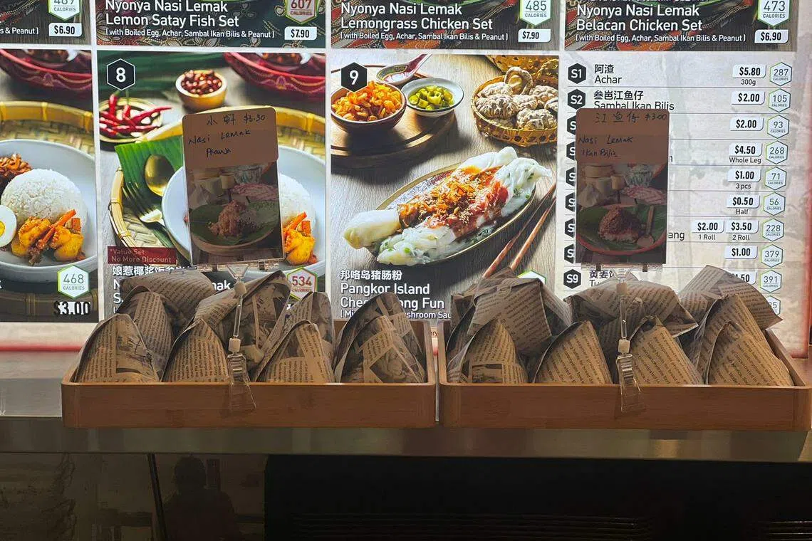 早上，摊位前摆放了一包包三角形包装的邦咯岛椰浆饭，有江鱼仔参峇和小虾两种口味。（受访者提供）