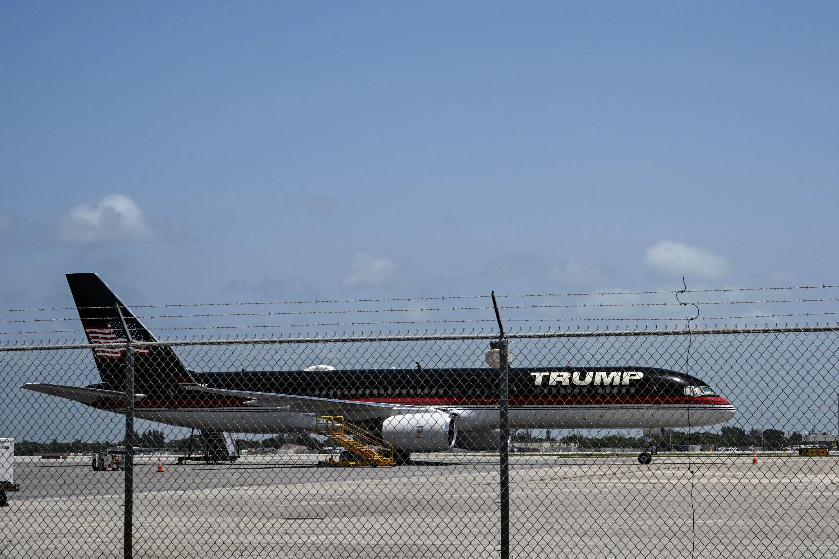 埃里克搭乘的家族私人飞机“特朗普一号”（Trump Force One），成为首架在“特朗普国际机场”降陆的飞机。（法新社）