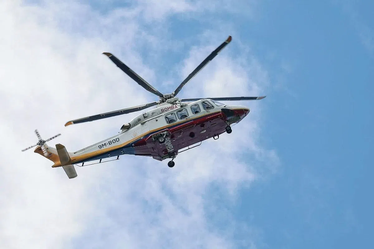 救援队伍动用直升机在土崩地点上空观察，加紧救援。（中国报）