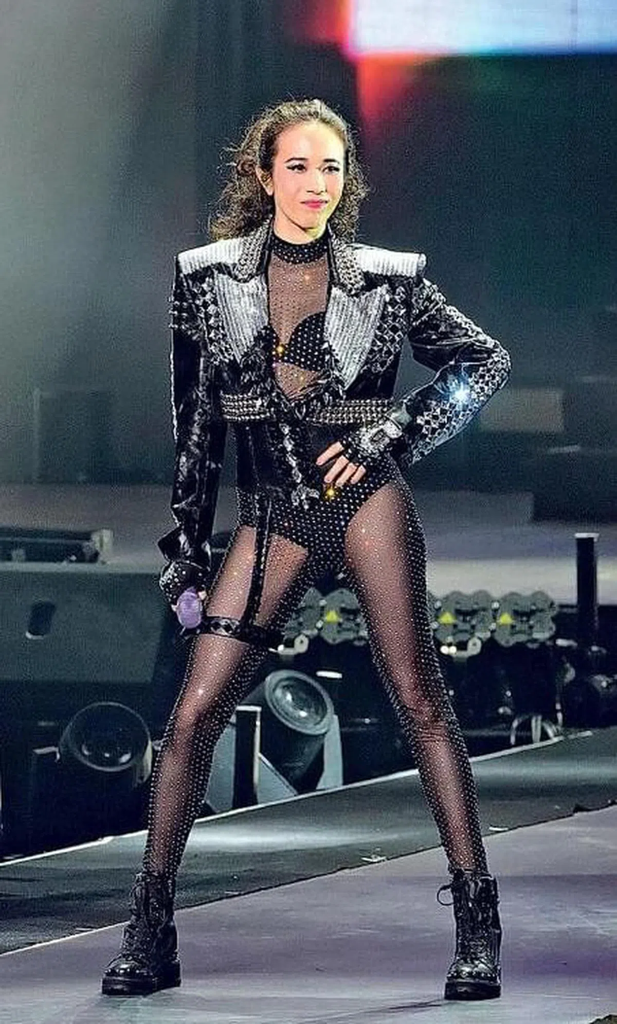 莫文蔚一身黑色透视装大秀fit爆身形。（网络）