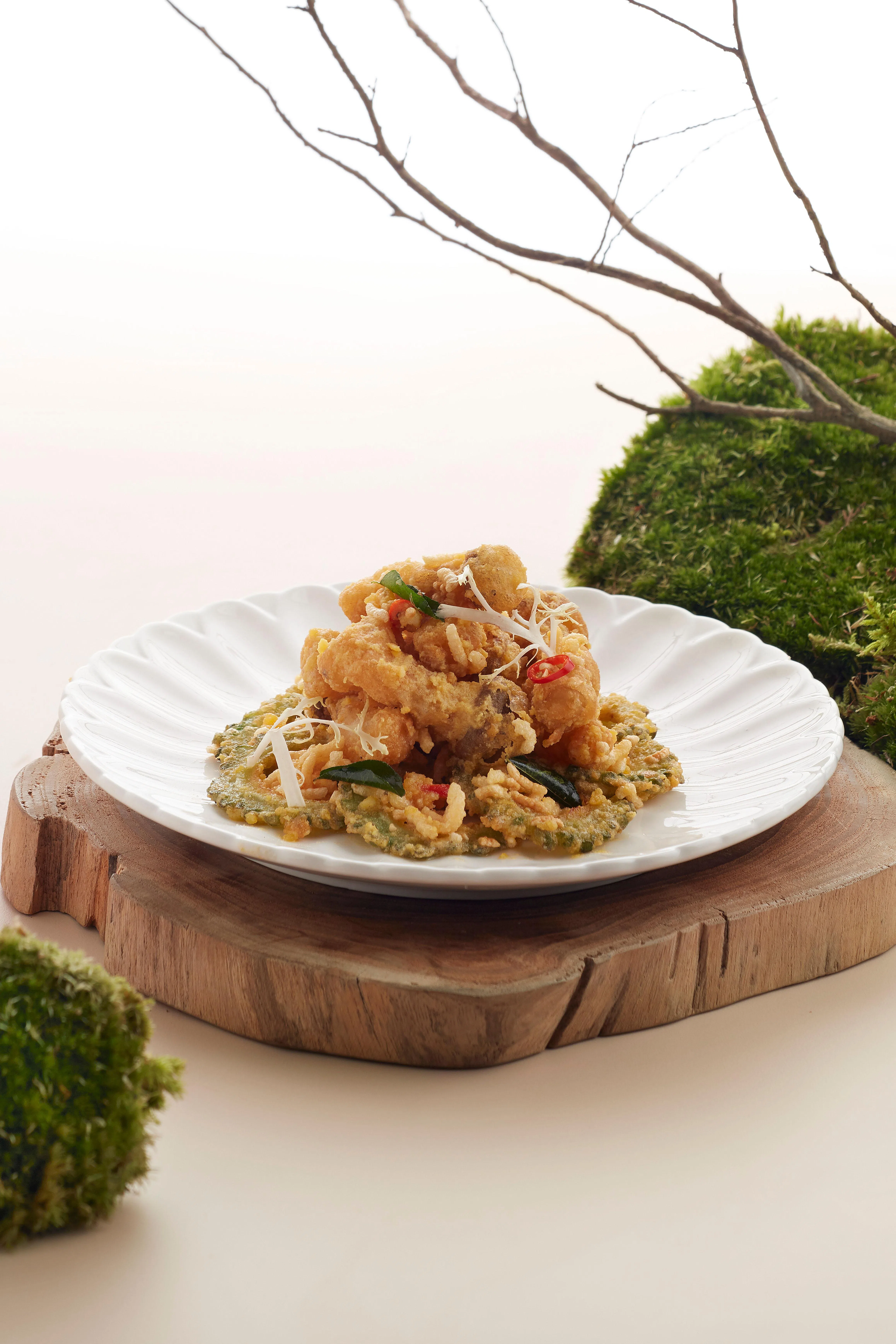 脆米咸蛋冲绳岛凉瓜灵芝菇酥香脆口。（餐馆提供）