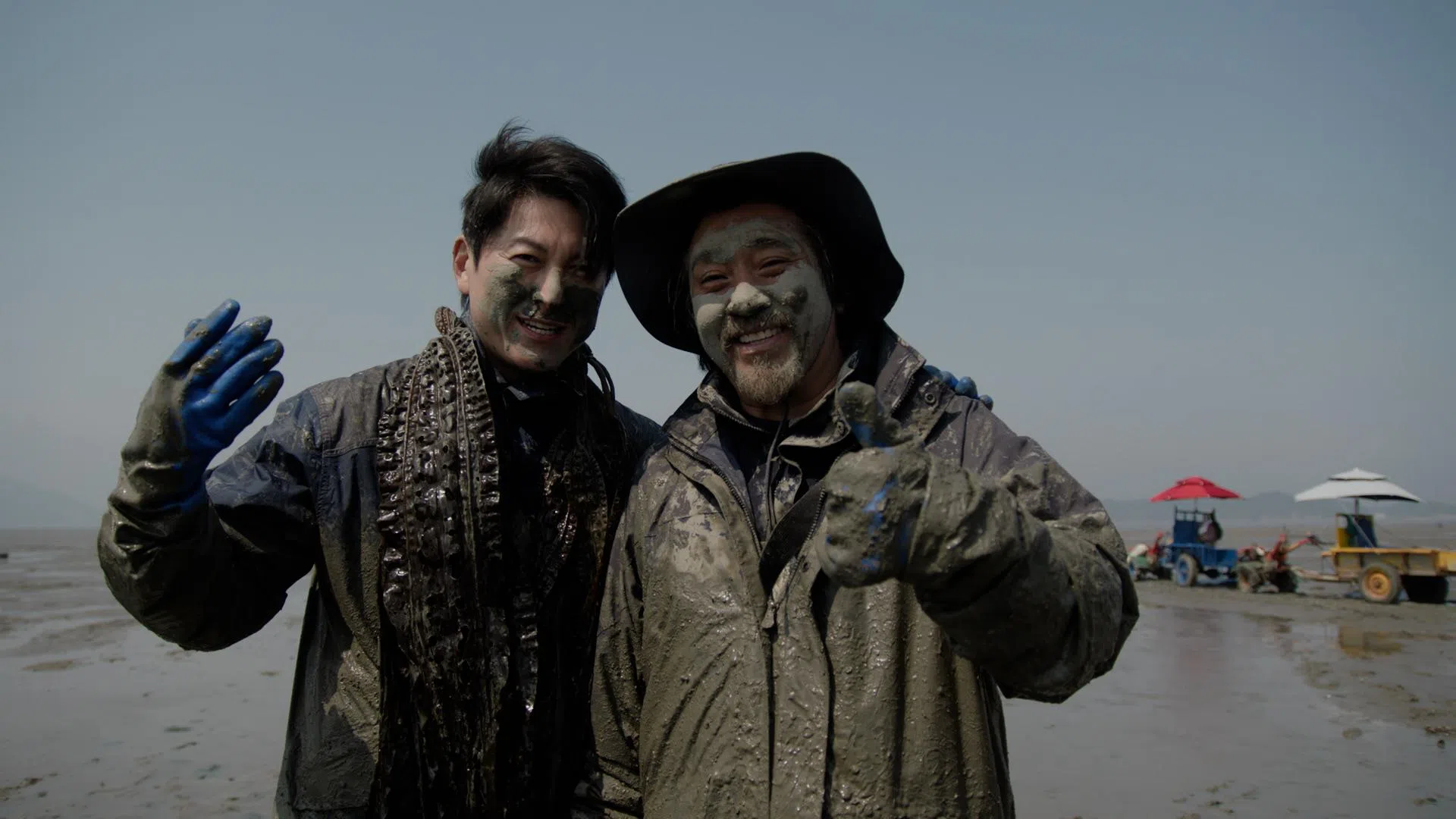 名厨Edward Lee（右）与韩国男星柳秀荣在节目中抓花蛤。（BBC Studio提供）