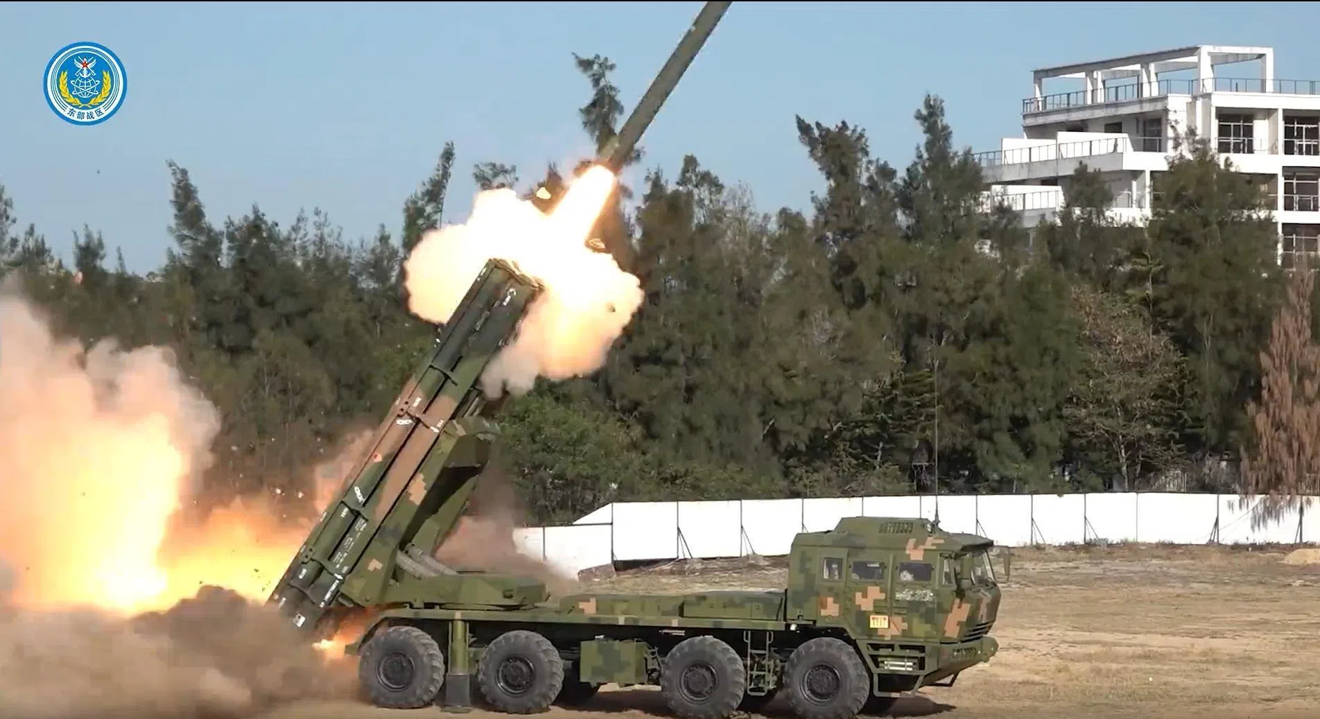 解放军东部战区发布星期二（12月30日）对台湾北部相关海域实施远程火力实弹射击的视频。（“东部战区”微信公众号视频截图）