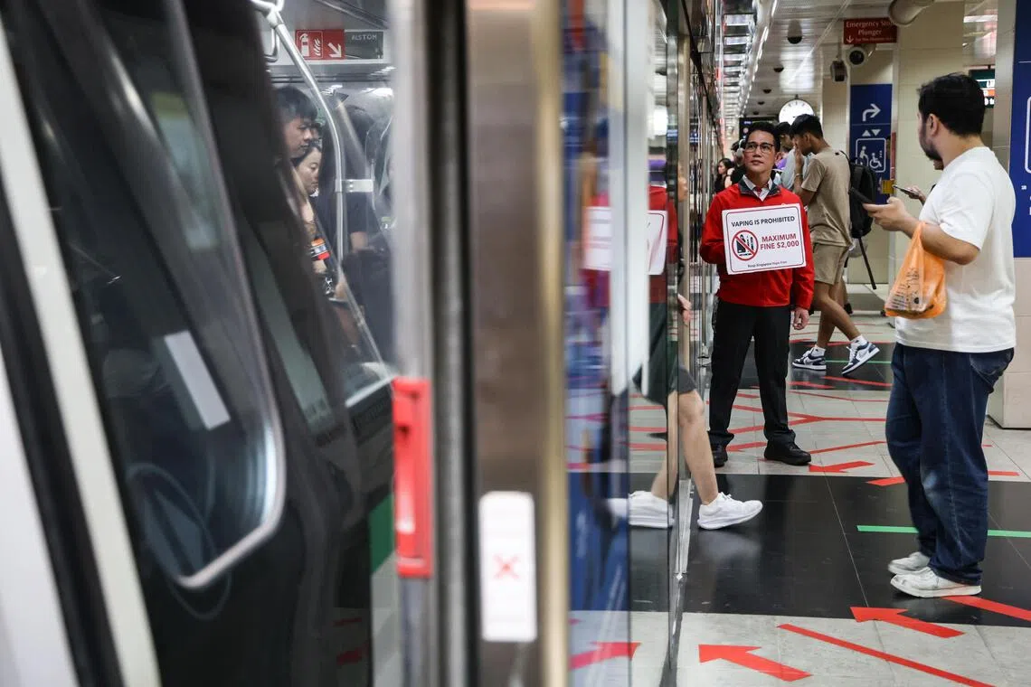 罗梅尔会手持牌子在地铁上提醒公众勿吸电子烟。一些乘客发现相关行为，也会向巡逻人员举报。（关俊威摄）