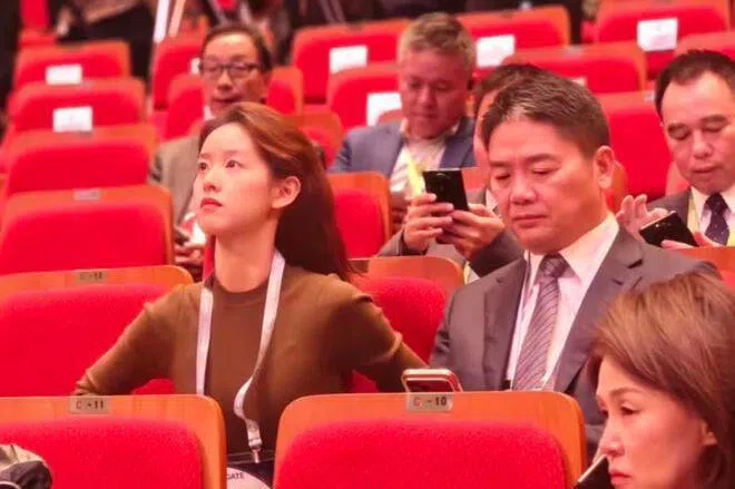 APEC会议被拍 刘强东吐槽照片难看：从此在老婆面前没自信