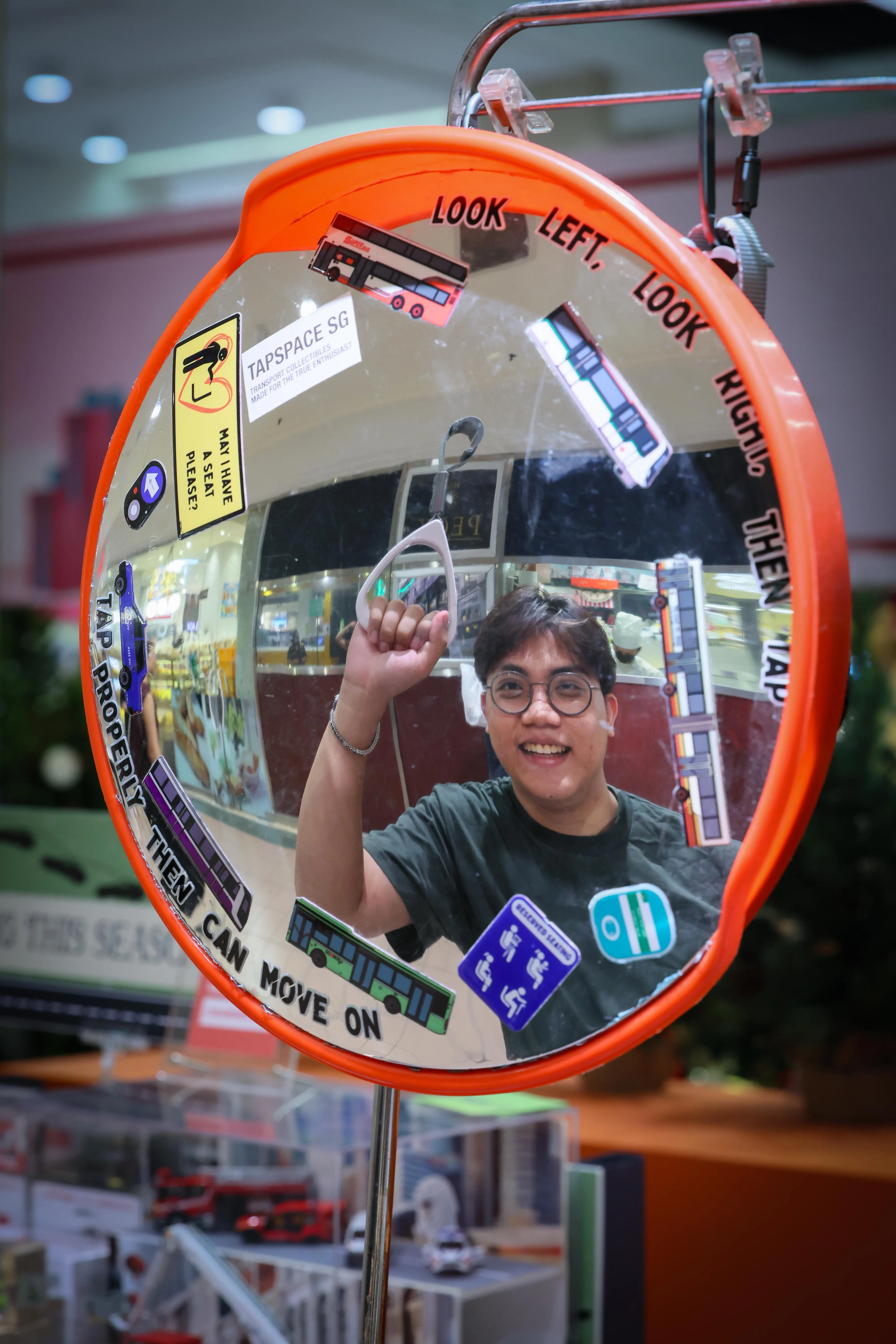 丹尼尔喜欢观察地铁细节，从日常通勤中寻找创作灵感。（龙国雄摄）