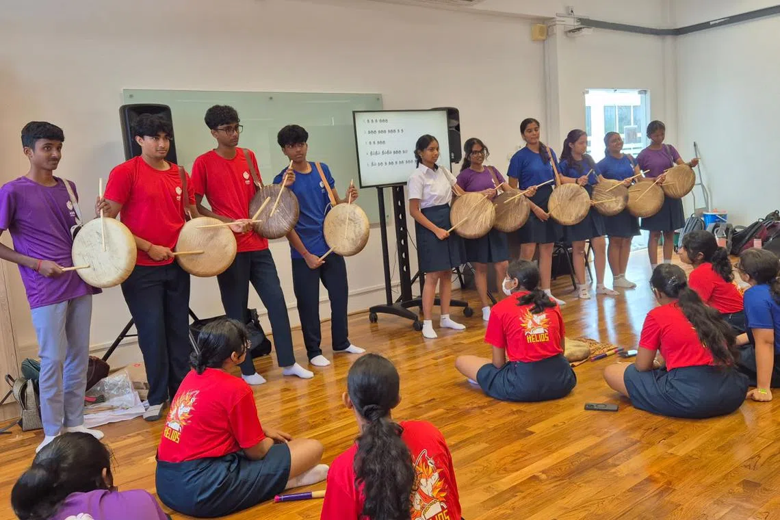 母语双周活动少不了丰富多彩的传统文化体验，包括印度民间框架鼓工作坊。（安德逊实龙岗初院提供）
