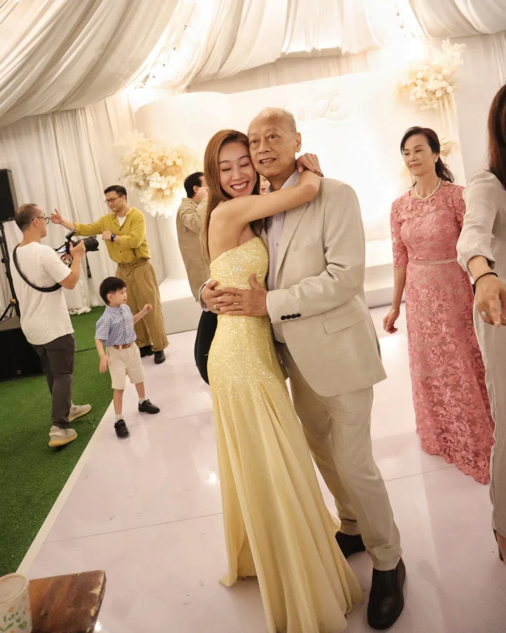 黄心颖在婚礼上与父亲共舞。（互联网）