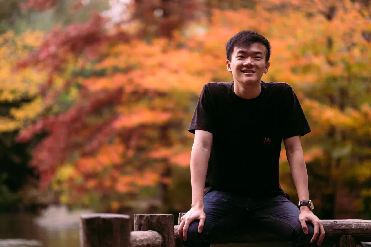 王祖承开发麻将软件，也享受线下打牌的时光。（受访者提供）