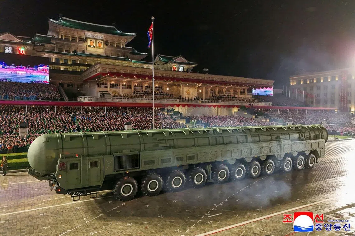 特朗普访问韩国期间，可能会与金正恩会唔。图为朝鲜10月10日在平壤庆祝劳动党成立80周年阅兵式上，展示了新型洲际弹道导弹。（法新社档案照）