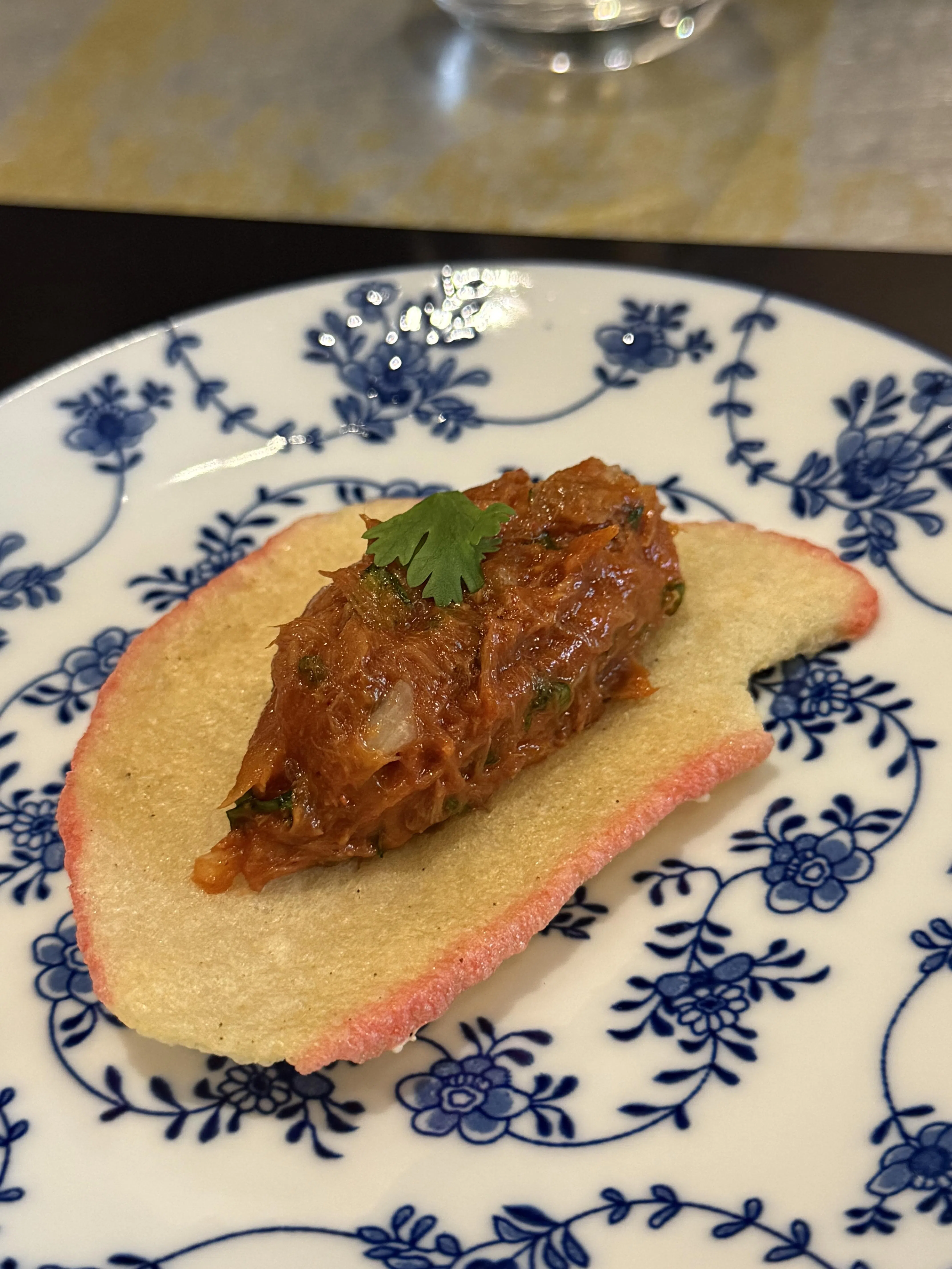 Tuna Salsa with Prawn Crackers在意式酸香与东南亚小食之间找到平衡，所使用的虾饼是从文莱进口。（叶晓虹摄）