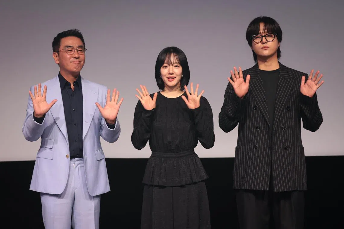 柳承龙（左起）、林秀晶和杨世宗是《下流大盗》的主要演员。（张俊杰摄）