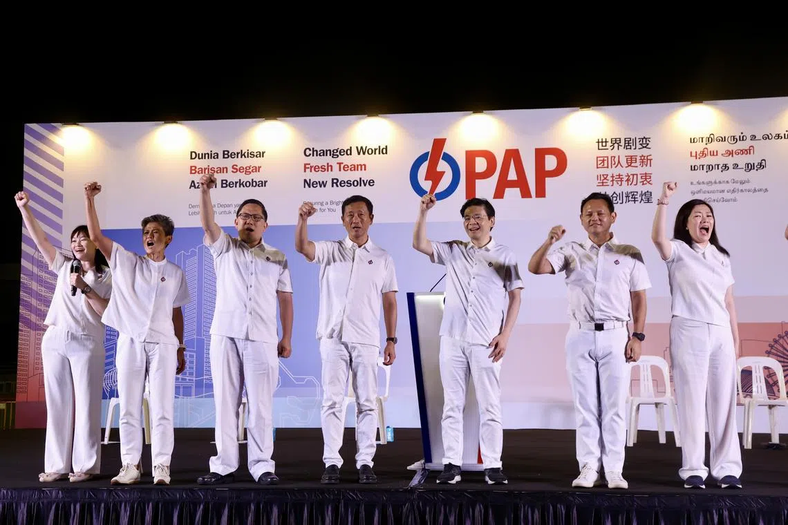 在行动党首场群众大会上讲话的有：马西岭—油池集选区的四名原议员黄循财总理（右三）、国防部兼人力部高级政务部长扎吉哈（右二）、西北市长任梓铭（左三）和原议员苏慧敏（右一），以及来自自毗邻三巴旺集选区的卫生部长王乙康（左四）和三巴旺西区候选人傅丽珊（左二）。（邝启聪摄）