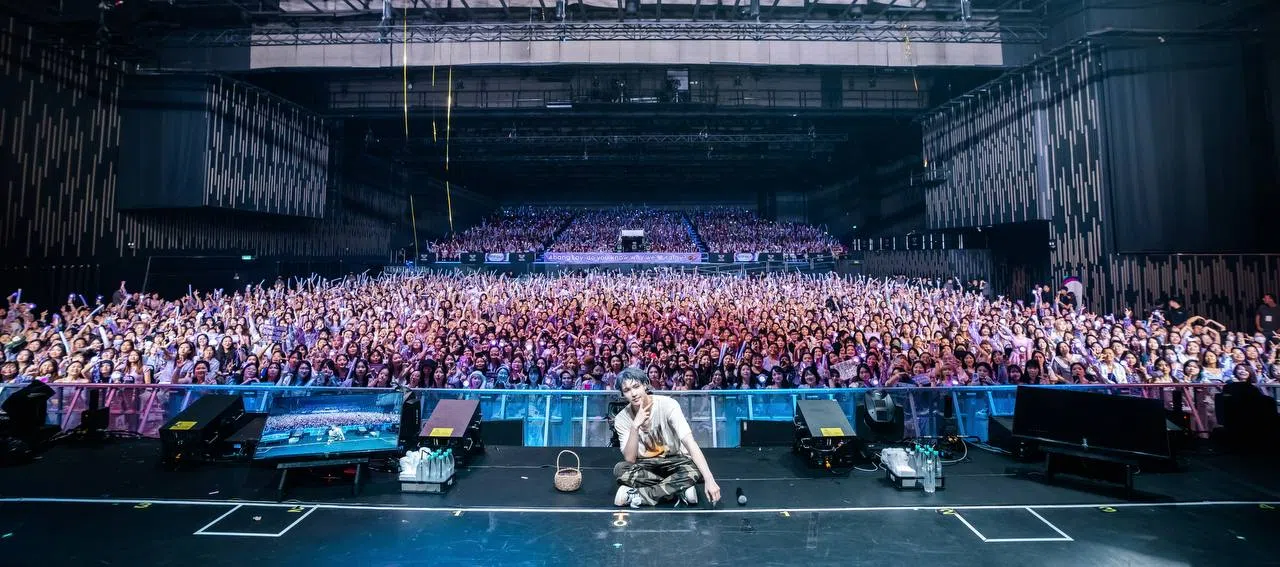 粉丝们身穿紫色系的衣服，放眼望去一片紫海。（张艺兴工作室提供）