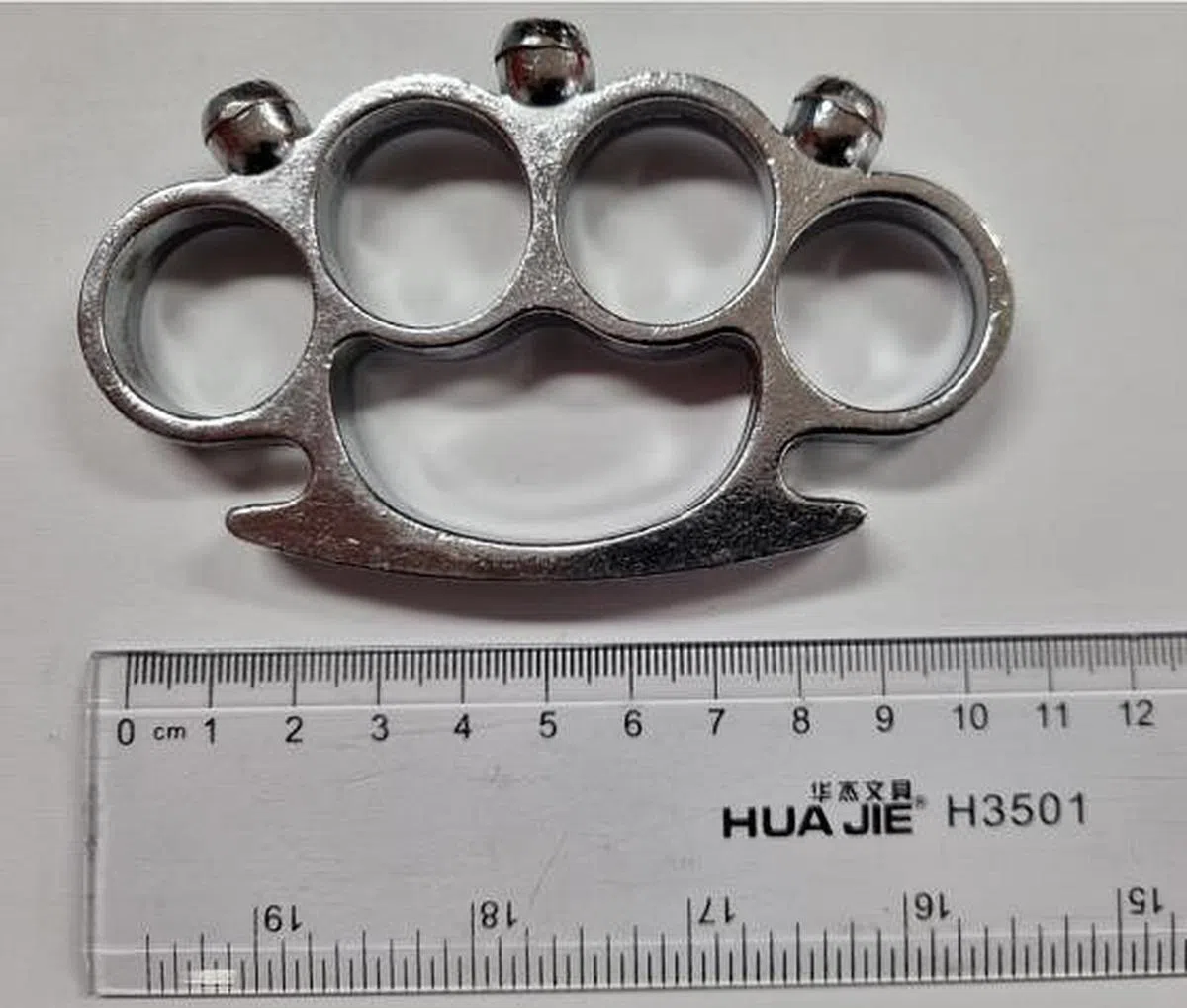 警方也从嫌犯身上搜出指节铜套（knuckle-duster）。（警方提供）