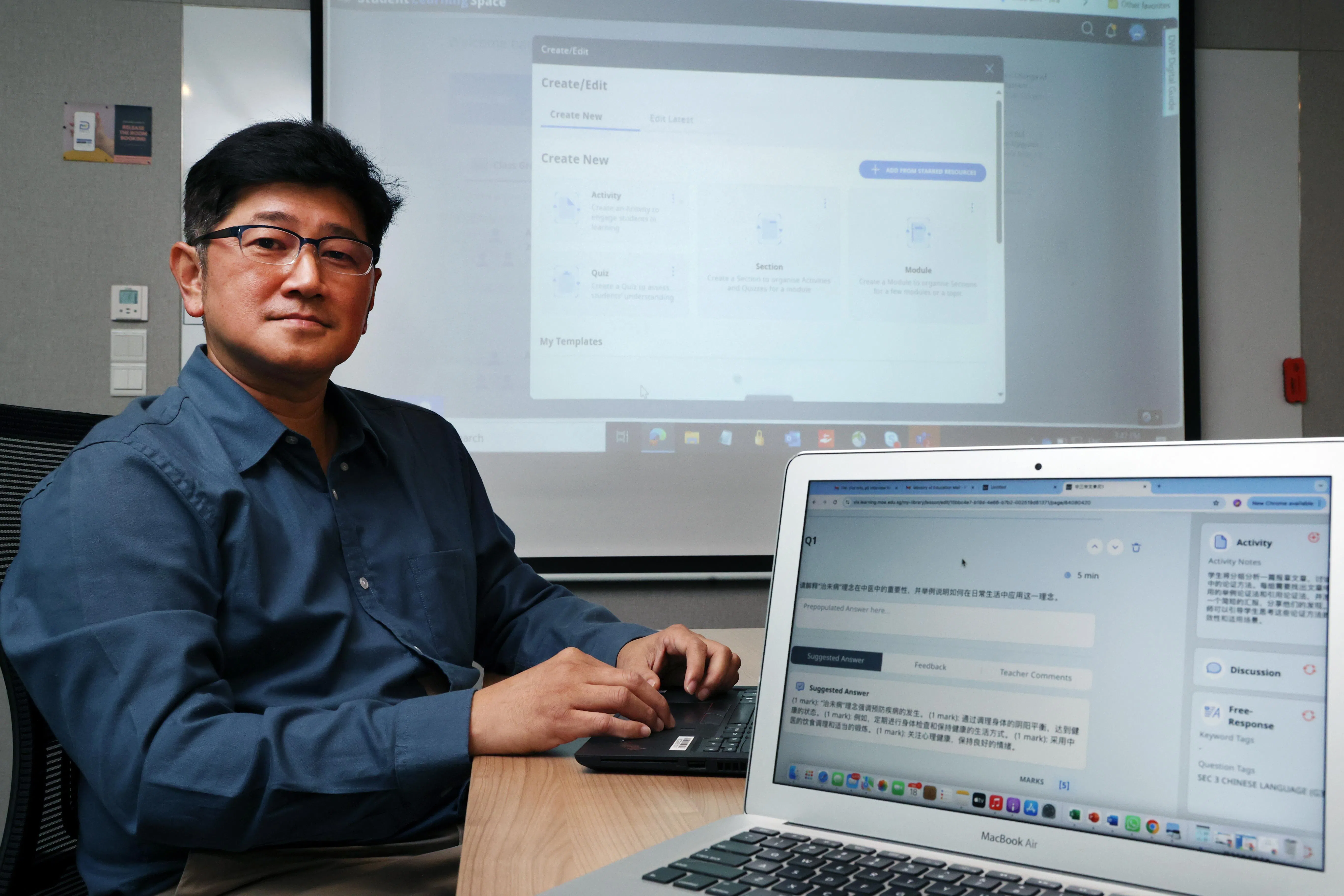 教育部教育科技司科技学习处高级专科督导苏俊发受访时指出，“创作副驾”工具可帮助教师生成参考答案和给分的建议，但教师本人可在内容基础上加以修改，有效提升工作效率。（邝启聪摄）