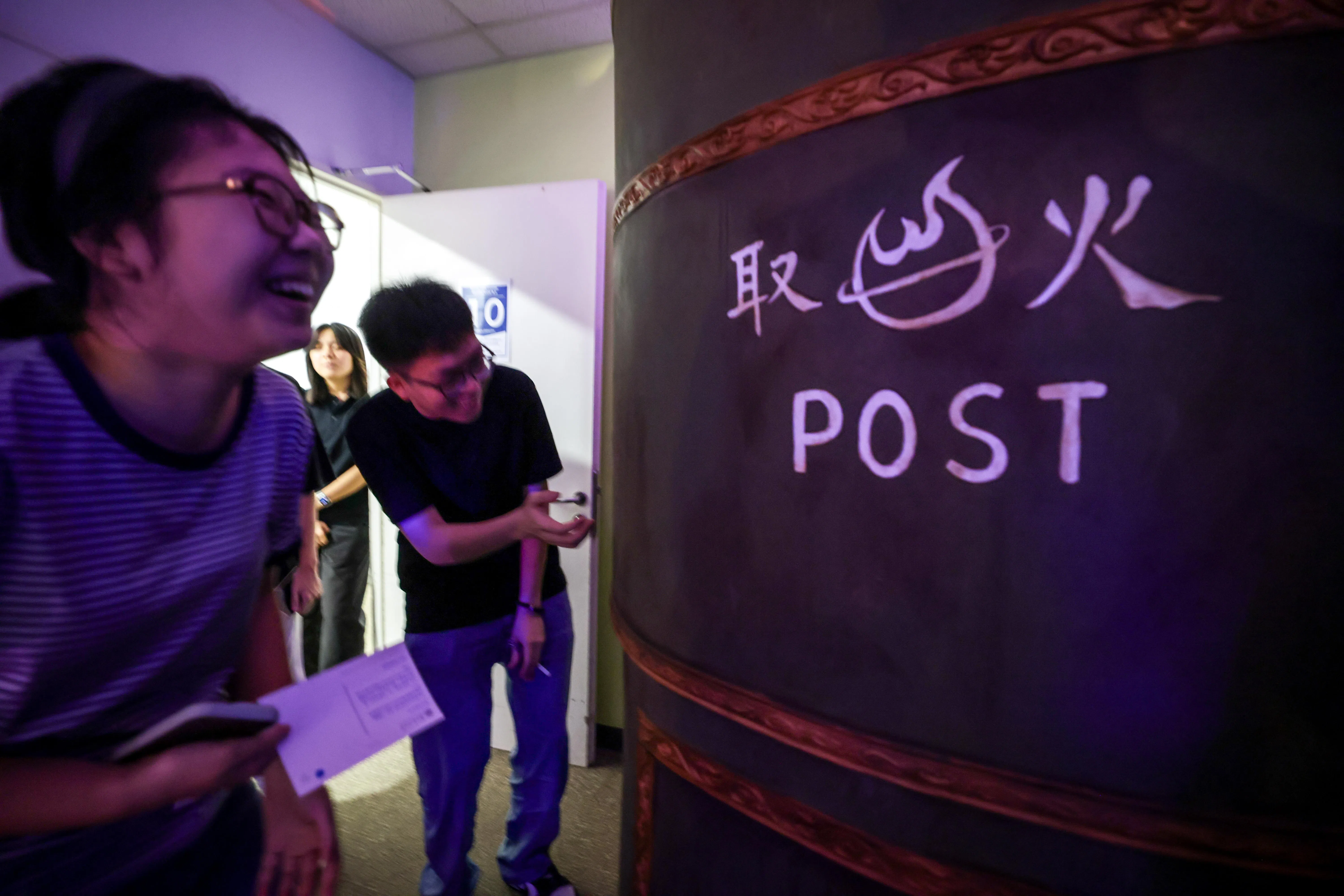 报业中心培训室变身“只爱陌生人”邮局，参加者先收到陌生人写的明信片，再寄出自己所写的回信。（叶振忠摄）