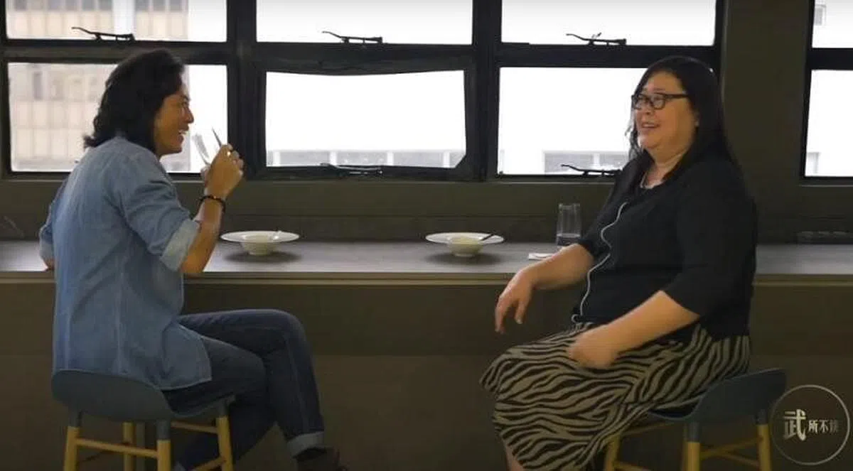 戚玉武（左）在第三集与电视剧导演谢敏洋交谈甚欢。（互联网）