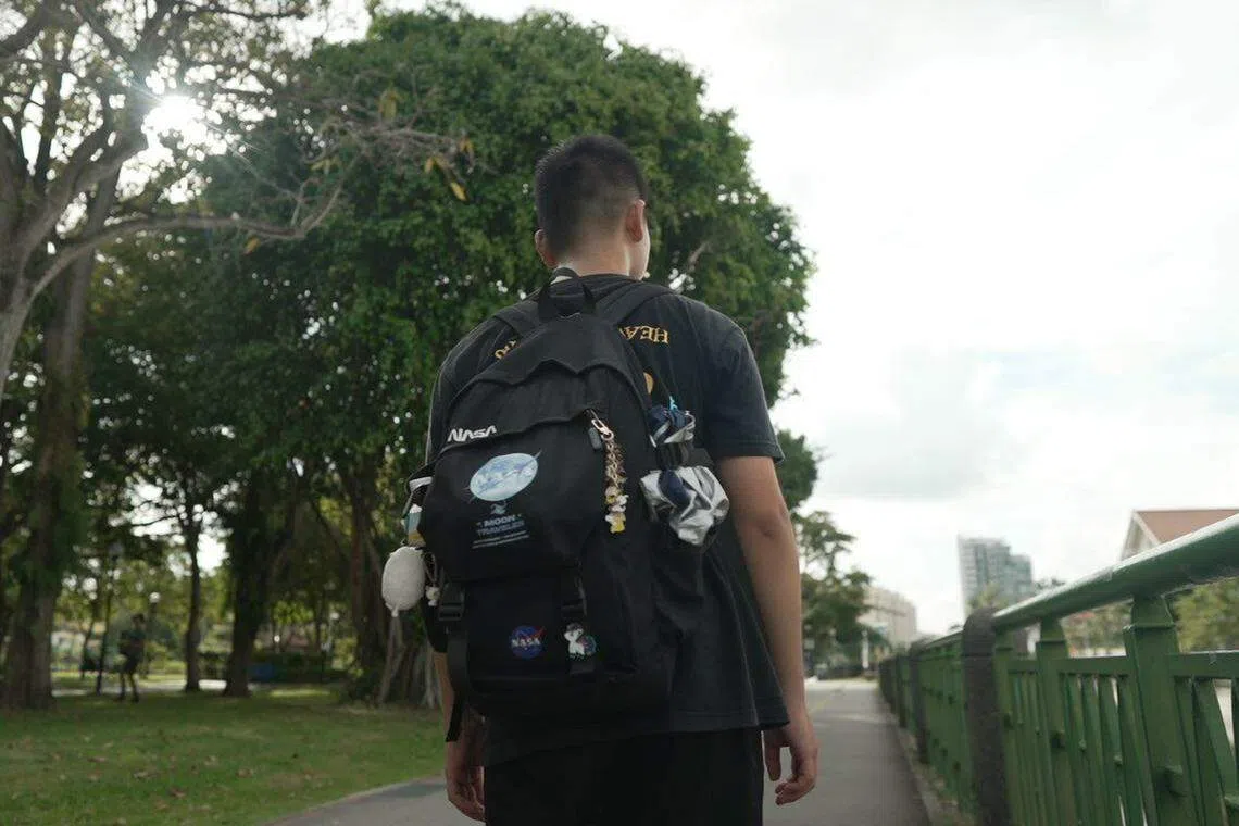 小东回想起在许老师家度过的那段日子，依然心有戚戚焉。（视频截图）