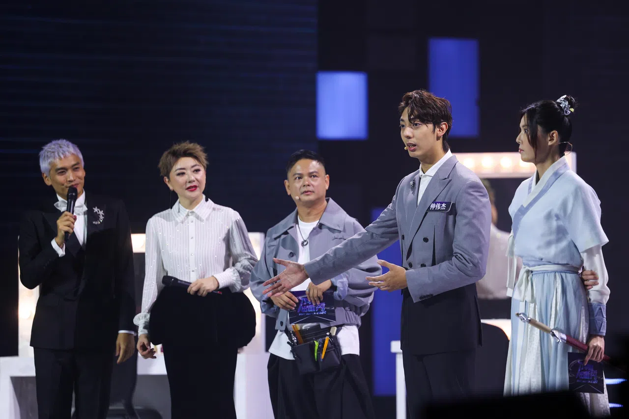 仲伟杰（右二）被“考官”黄思恬（右一）考验临场反应和口才。（林明顺摄）