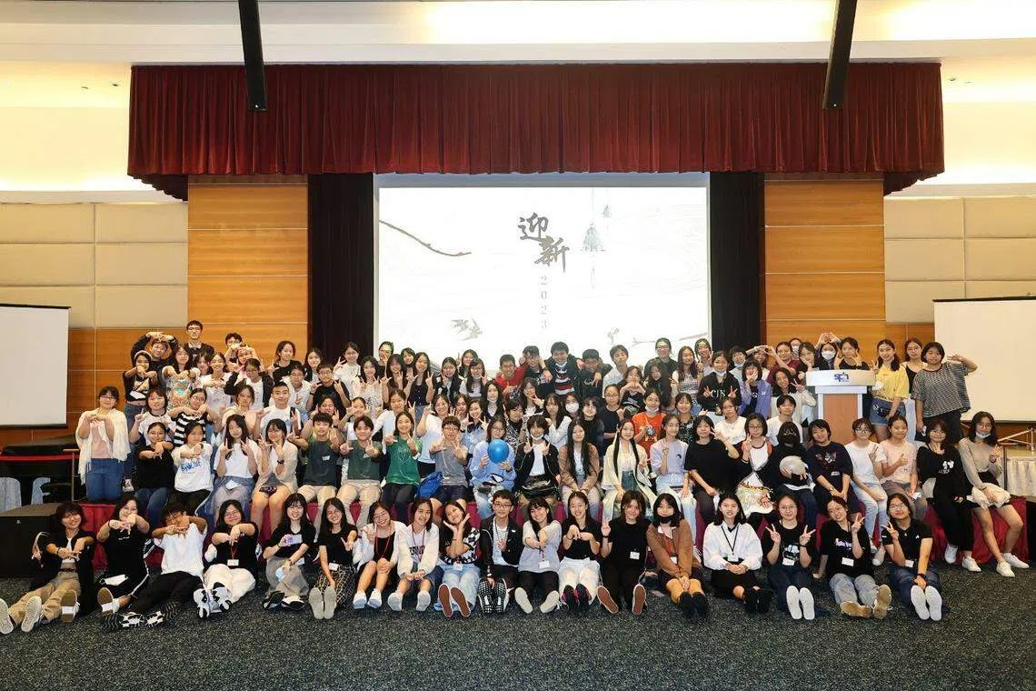 通讯员欢聚一堂，留影纪念。（通讯员摄影队摄）