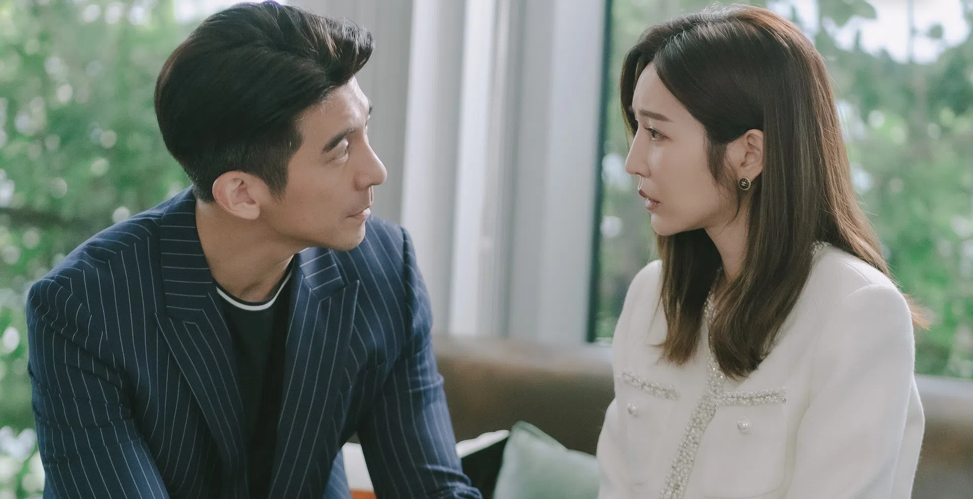 修杰楷（左）花言巧语哄骗曾菀婷。（互联网）