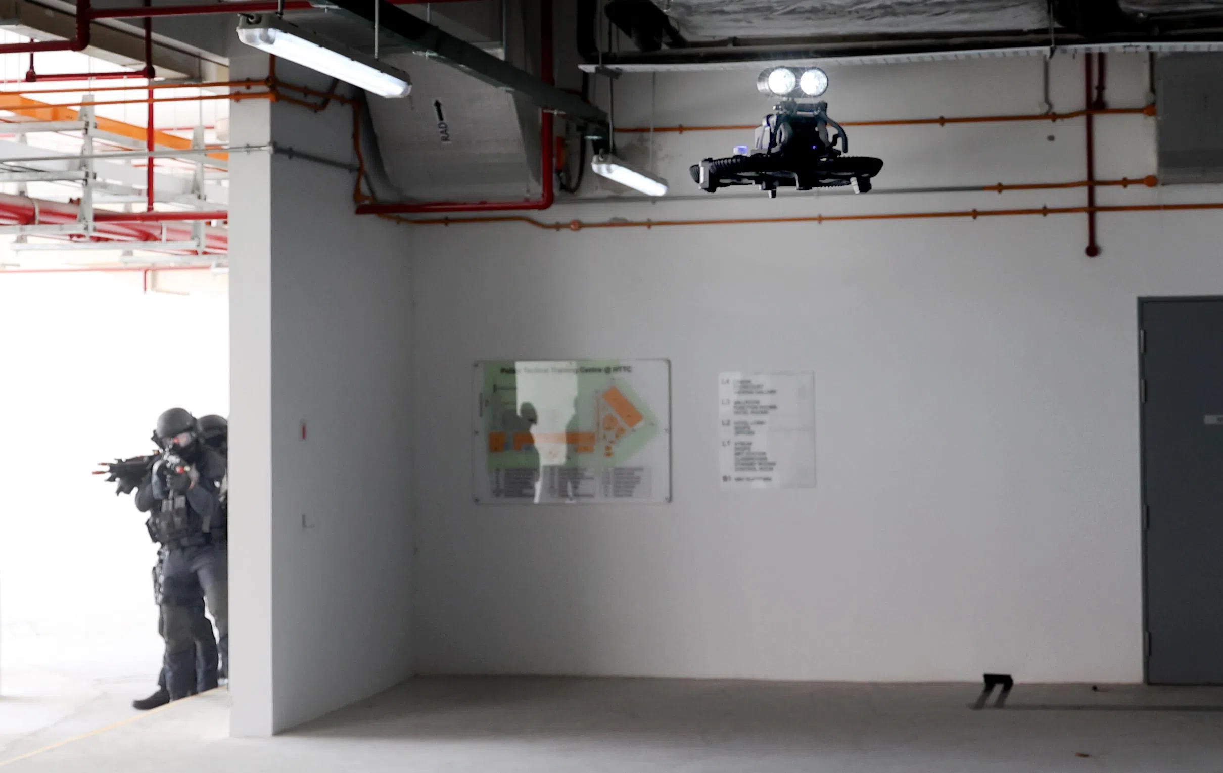 在警方的安排下，《联合早报》记者来到内政团队战术中心，通过枪手袭击的模拟演习，见证机动部队部署最新款无人机的过程。（蔡家增摄）